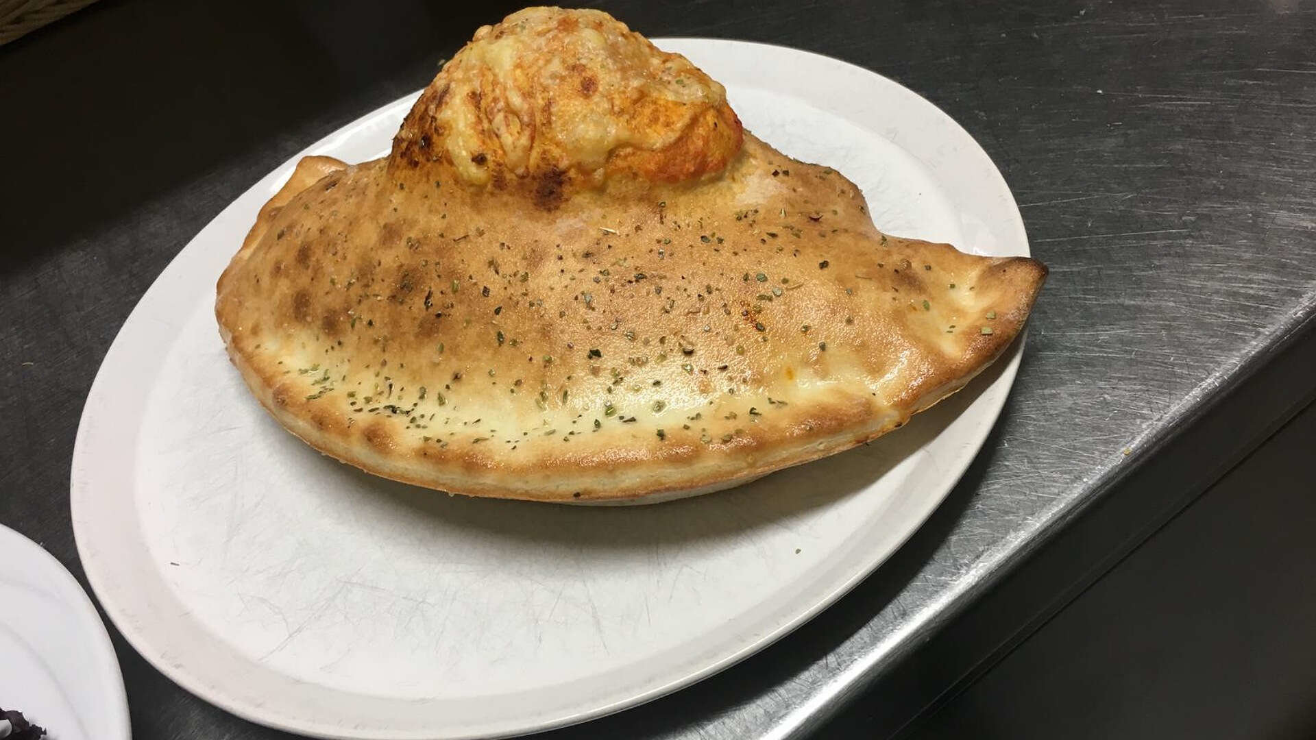 Pizza Calzone in der Pizzeria Bahnwirt 