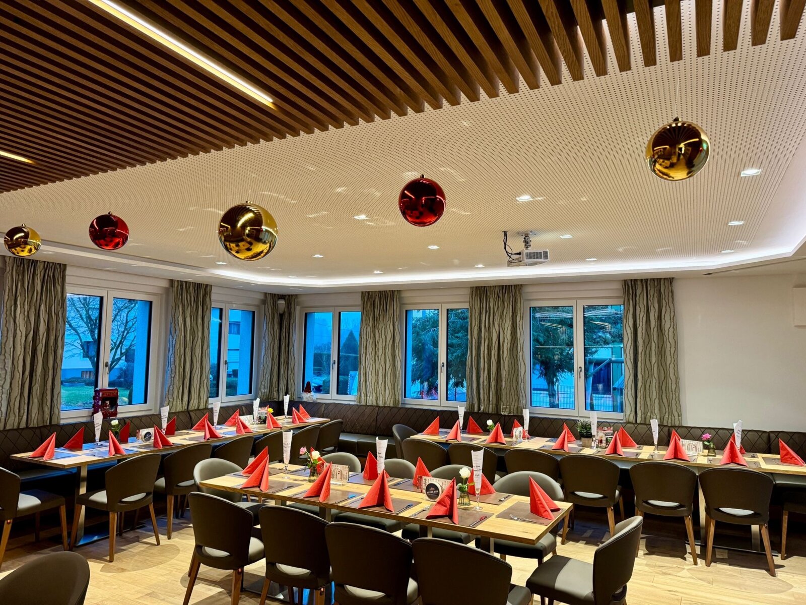 Überblicke über die Tische im Gasthaus Pizzeria Bahnwirt