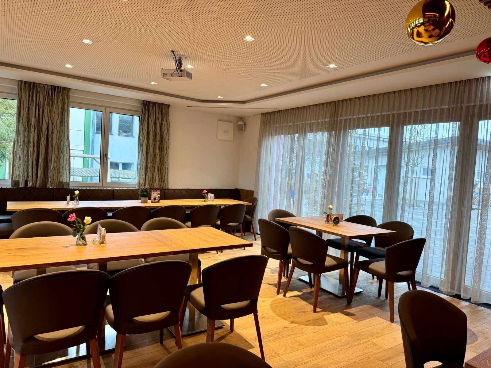 Ungedeckte Tische im Gasthaus Pizzeria Bahnwirt