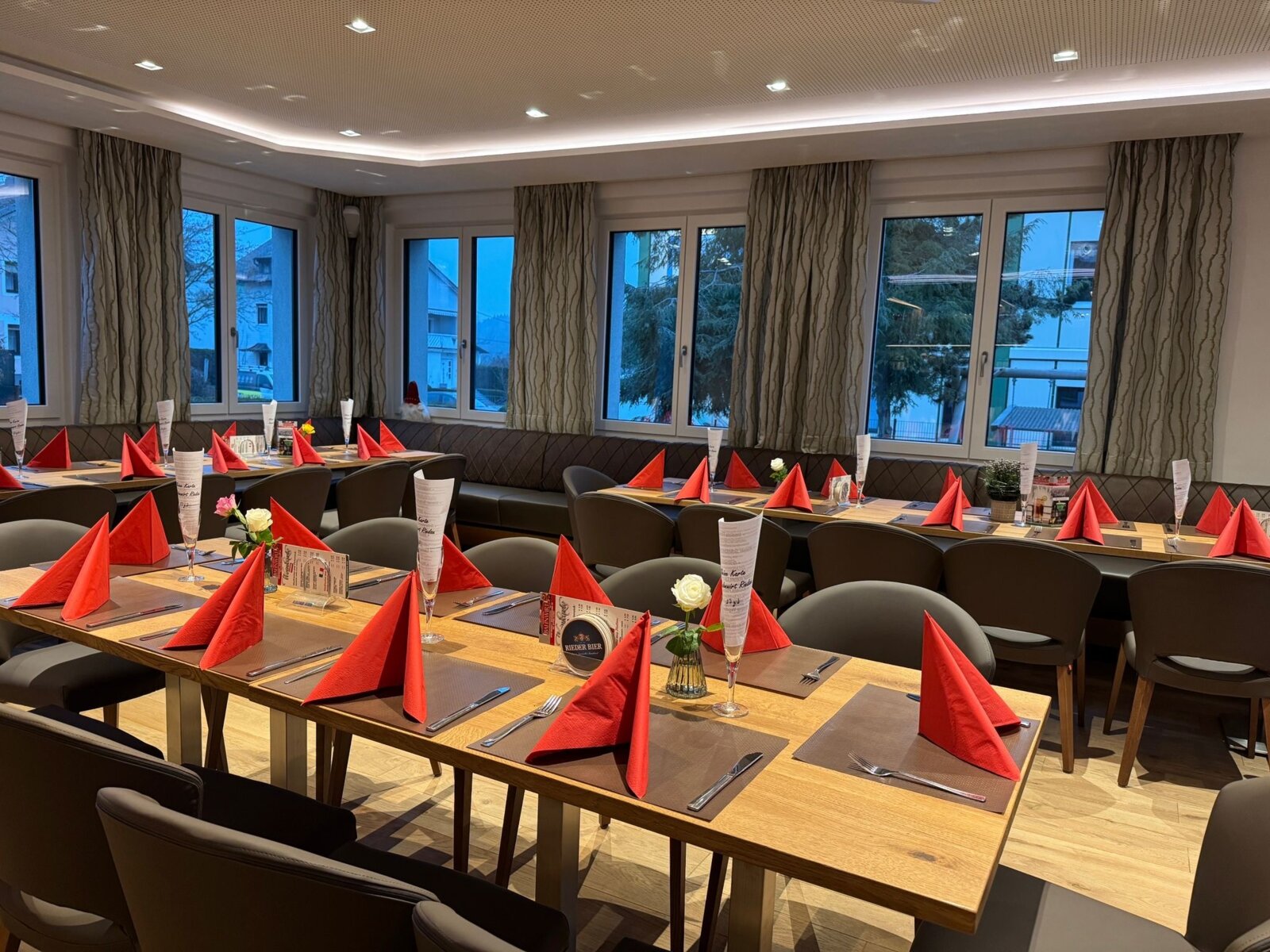 Gedeckte Tische im Gasthaus Pizzeria Bahnwirt