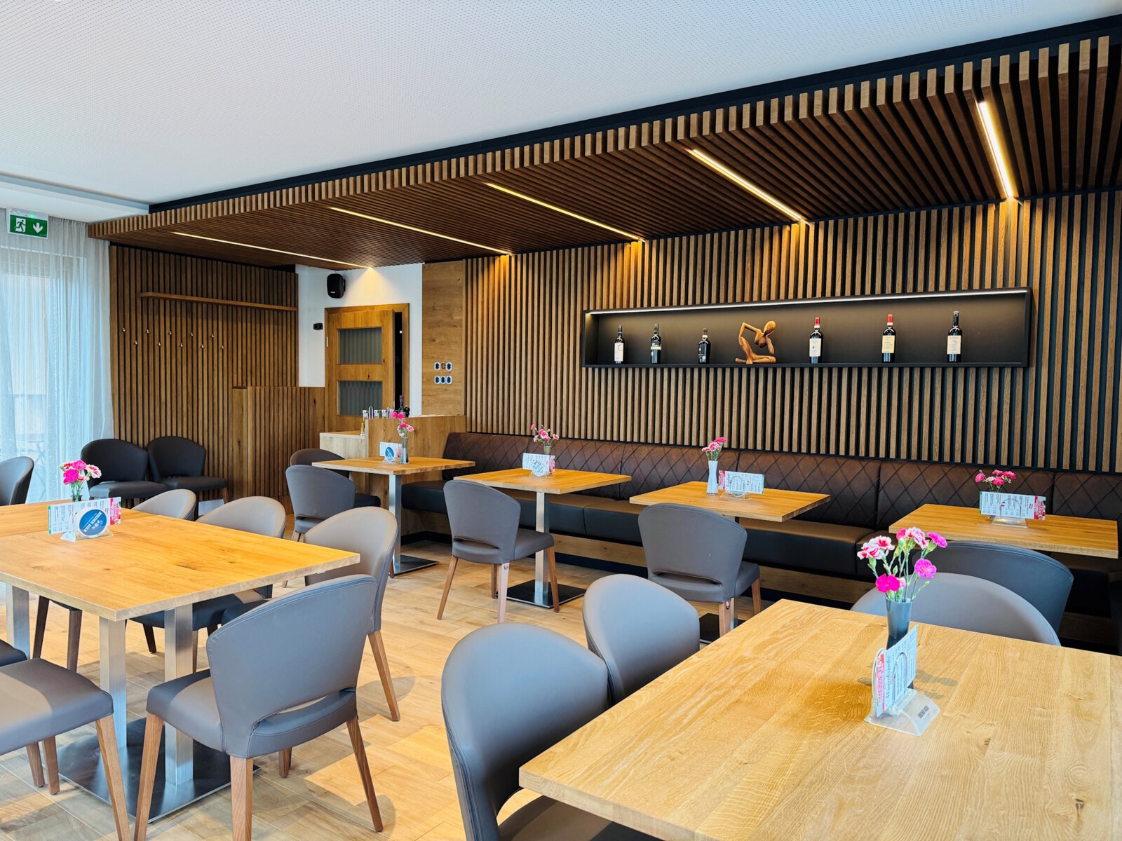 Ungedeckte Tische im Gasthaus Pizzeria Bahnwirt